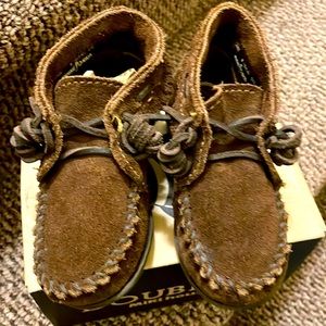 Minnetonka little kids shoes size 8